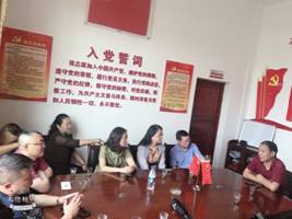 图片包含 人员, 室内, 墙壁, 餐桌
描述已自动生成